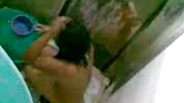 Deux hommes blancs baisent une femme noire et une nana aux gros seins en film adulte en streaming bas