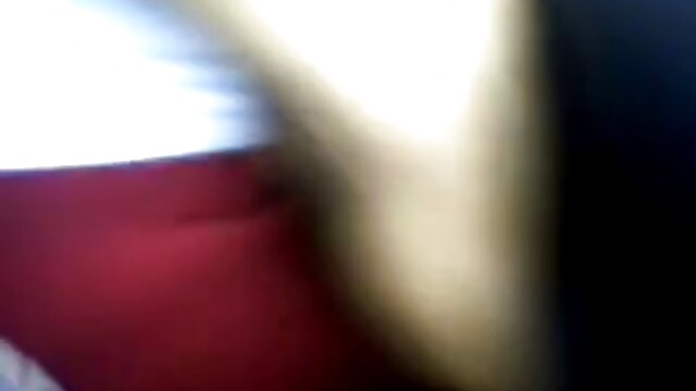 Une fille avec un jean abaissé tord un cul rond dans un string devant films porno en arabe une webcam