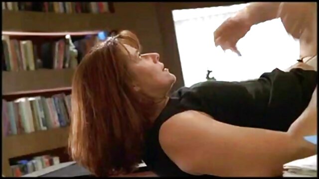 Une porno gratuit sur internet lesbienne insère sa main dans le cul d'une femme informelle de butin aux cheveux roses
