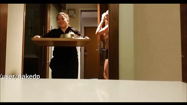 Une étudiante blonde avec un cul rond enfonce un plug et video porno en vf un nouveau gode dans un anus serré près de la fenêtre