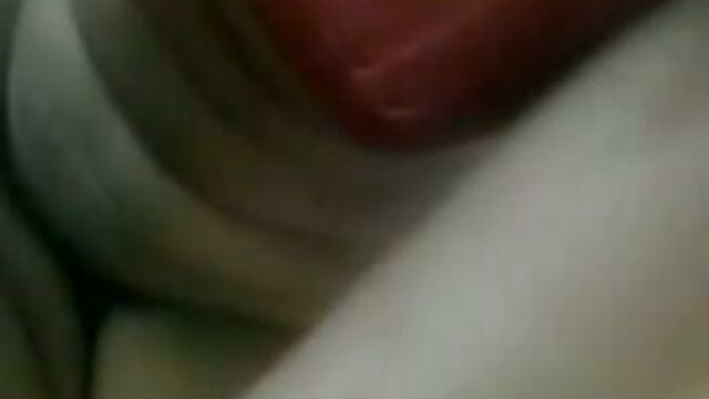 Une voisine un film porno en arabe baise une milf aux gros seins en bas dans ses cheveux sur la table