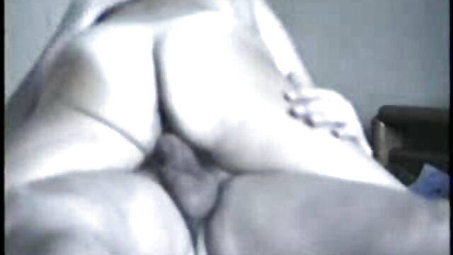 Un modèle de webcam en tenue érotique excite les téléspectateurs les vidéos xxx de free porn en français avec des traites et un cul luxuriant