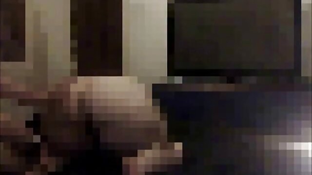 MILF potelée aux seins naturellement énormes posant dans un site porne gratuit peignoir devant la caméra