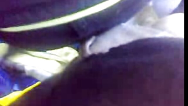 Peau russe en levrette sur le siège arrière film porno fr entier d'une voiture